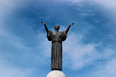 白天蓝天下的自由女神像